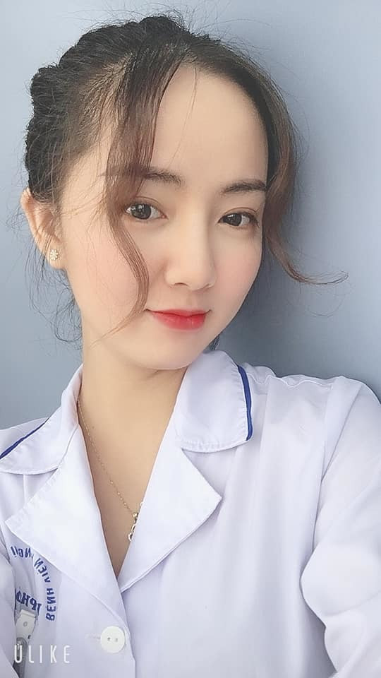 Khoác lên mình bộ áo của nữ điều dưỡng, Thu Trang vẫn nổi bật vì nhan sắc xinh đẹp.