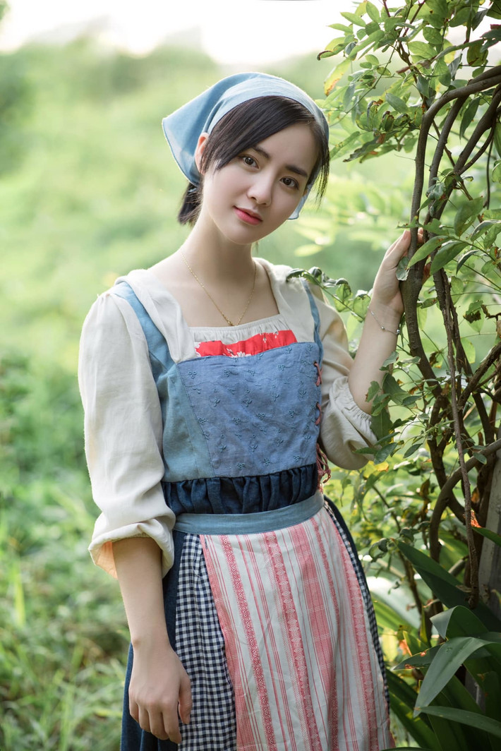 Hóa thân thành cô gái Hà Lan phiên bản Việt, cô gái Phạm Thị Thu Trang (sinh năm 1995, quê ở Hưng Yên) bỗng nổi tiếng, được cư dân mạng ráo riết “truy tìm” thông tin.