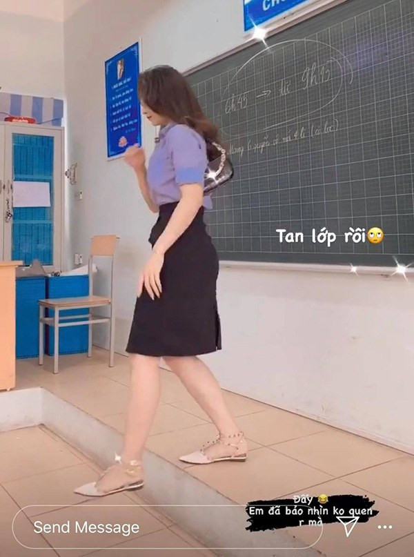 Năm nay, cộng đồng mạng lại xôn xao vì xuất hiện một cô giáo tiểu học xinh như hot girl khiến ai cũng phải chú ý trong ngày tựu trường.