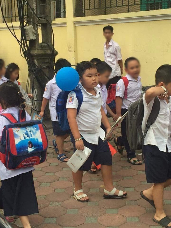 Hôm nay, hàng triệu học sinh khắp cả nước đã bước vào buổi lễ khai giảng chuẩn bị cho năm học mới. Một trong những hình ảnh ấn tượng được dân tình chia sẻ rầm rộ mỗi mùa tựu trường chính là khoảnh khắc Bi Béo (con trai nghệ sĩ Xuân Bắc) từ trường trở về nhà sau buổi khai giảng năm học 2018.
