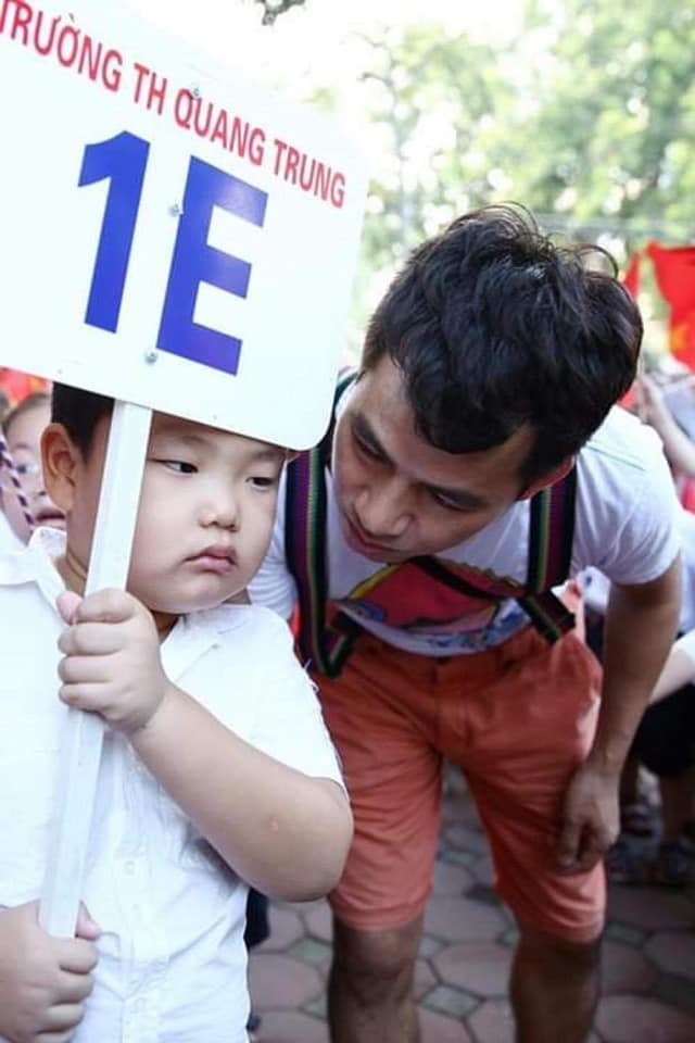 Hình ảnh cậu con trai Xuân Bắc ăn mặc xộc xệch, khuôn mặt thẫn thờ đúng tinh thần "đang ngủ thì bị gọi dậy đi khai giảng" luôn được nhắc lại vào mỗi mùa khai giảng.