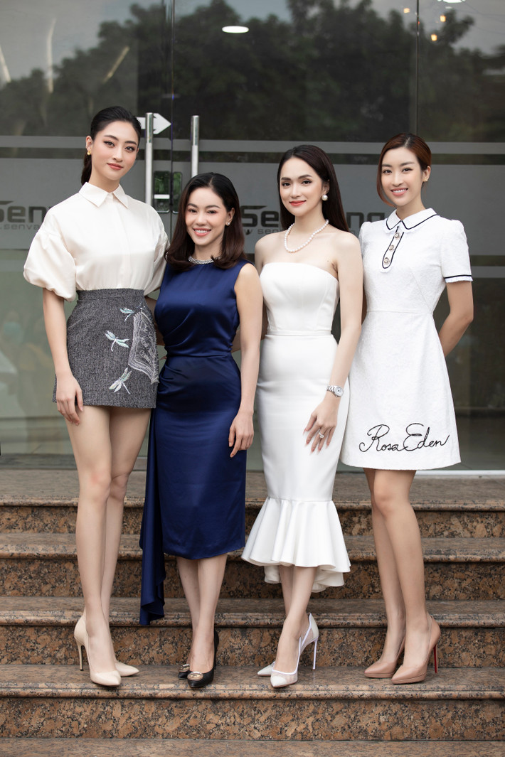 Mới đây, trên trang cá nhân, Hoa hậu Hương Giang thu hút mọi sự chú ý khi đăng tải khoảnh khắc đọ dáng cùng với Hoa hậu Việt Nam Đỗ Mỹ Linh và Hoa hậu Thế giới Việt Nam Lương Thùy Linh.
