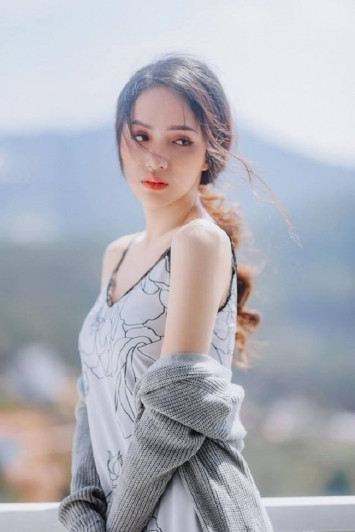 Không chỉ thế, có lần nàng Hậu còn bị soi ra việc bóp ảnh, chỉnh sửa lộ liễu đến mức... cong cả vạn vật.