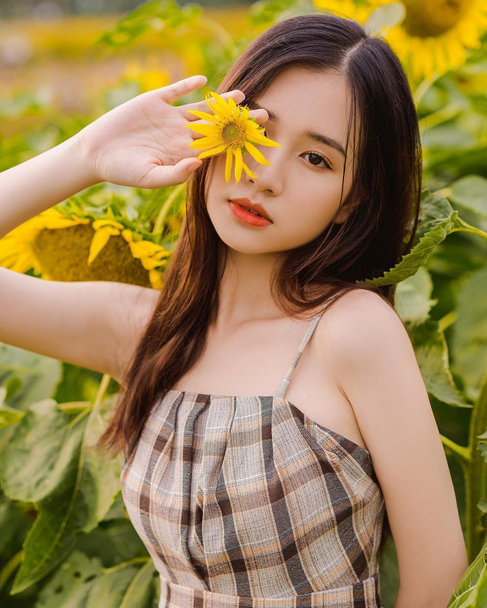 Nàng WAG mới gia nhập làng bóng đá sinh năm 2000, hiện là sinh viên ngành Ngôn ngữ Nhật của Đại học FPT.