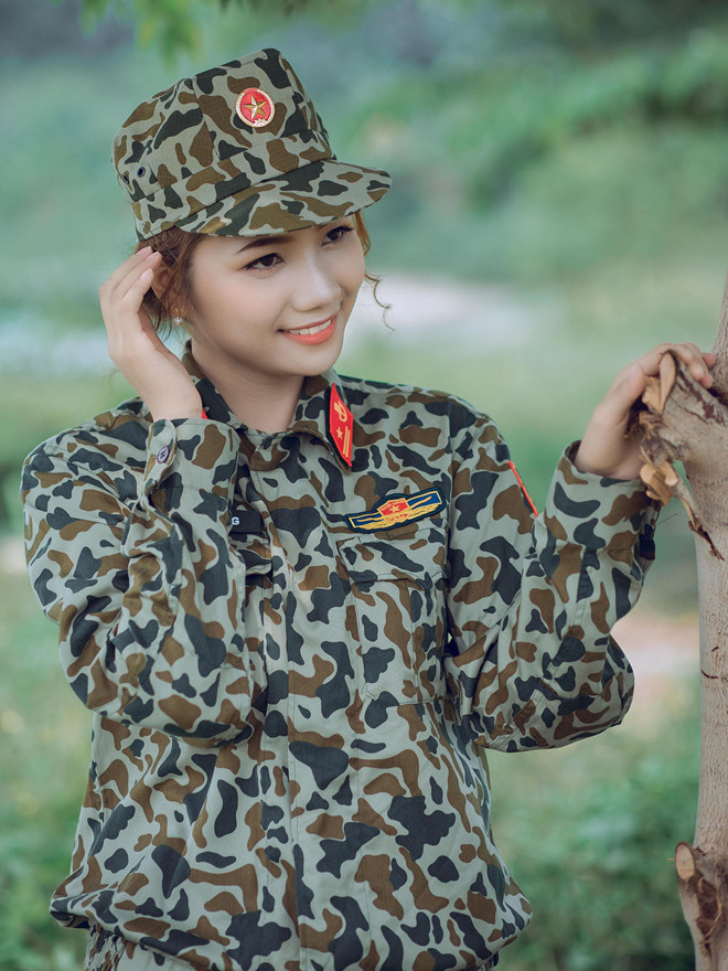 Mỗi khi khoác lên mình chiếc áo quân nhân, trông Thu Hiền càng cuốn hút hơn gấp bội.