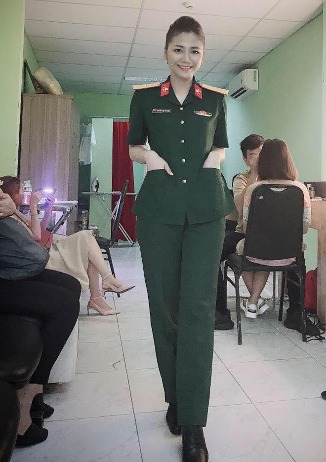 Tuy nhiên, điểm yếu của cô nàng là hay nhút nhát trước đám đông. Ngay cả khi ngồi trên sân khấu của chương trình BMHH, Hiền tỏ rõ sự bối rối nên MC Nam Thư phải nắm tay động viên.