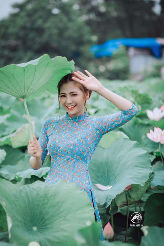 Mặc dù làm việc trong quân đội, áp lực công việc lớn, lại thường xuyên phải làm việc ngoài trời nhưng nhan sắc của Thu Hiền vẫn rất đẹp, không hề lộ bất cứ khuyết điểm nào. Mời quý độc giả đón xem thêm video: Ngày 8/3 của nữ cảnh sát đặc nhiệm - Nguồn: VTC NOW