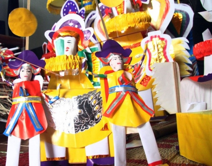Tết Trung thu trước đây cũng không thể thiếu ông Tiến sĩ giấy và hai ông đánh gậy đứng bên cạnh trong mâm hoa quả bởi đó là biểu tượng cho sự ham học của trẻ.