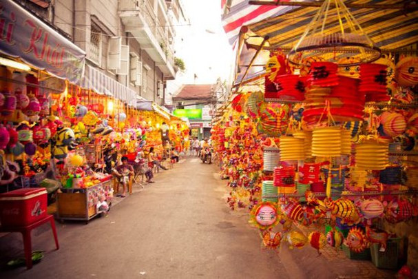 Nói đến đồ chơi tết Trung thu là phải nói đến lồng đèn, thứ không thể thiếu để các em đi rước trăng. Đèn lồng có đủ hình thù, kiểu dáng, to nhỏ, có thể dùng vải bọc đèn thay giấy làm cho ánh sáng thêm huyền ảo lung linh.