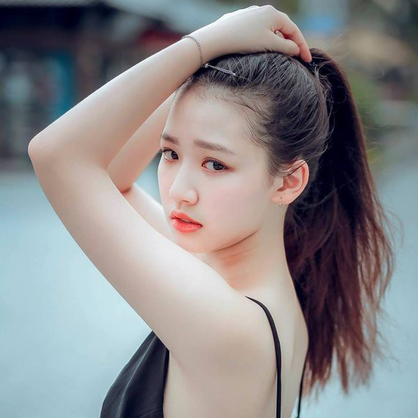 Amee sở hữu một gương mặt xinh đẹp, trong sáng với sống mũi cao, khuôn miệng duyên dáng và nước da trắng hồng rạng rỡ.