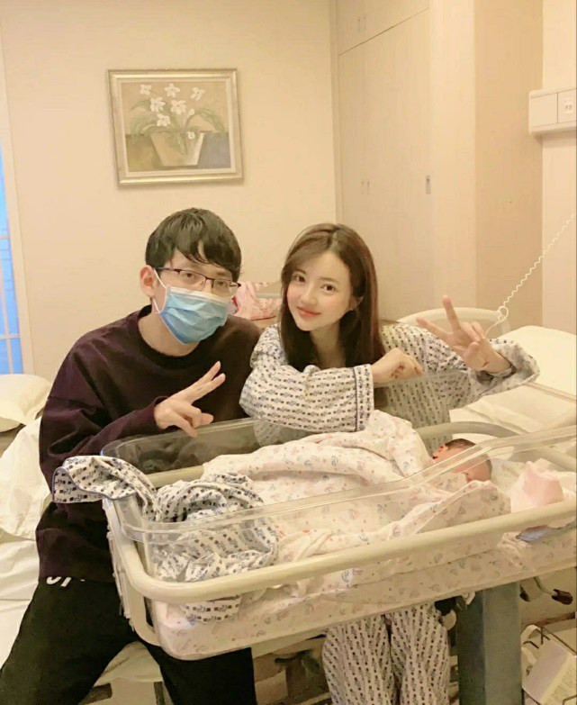 Nhờ vậy, bầu đến tháng cuối mà chỉ có phần bụng của cô nhô ra phía trước, còn gương mặt hay các bộ phận khác gần như không thay đổi.