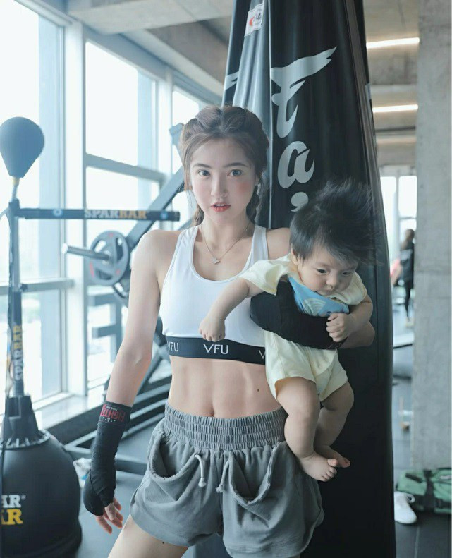 Chưa kể sau sinh, một bên hì hục mãi vẫn không đẹp nổi mà một bên trông ngời ngời chẳng khác gì “gái 18” thì quả thật độ “nhẫn tâm” còn lớn hơn gấp nhiều lần.