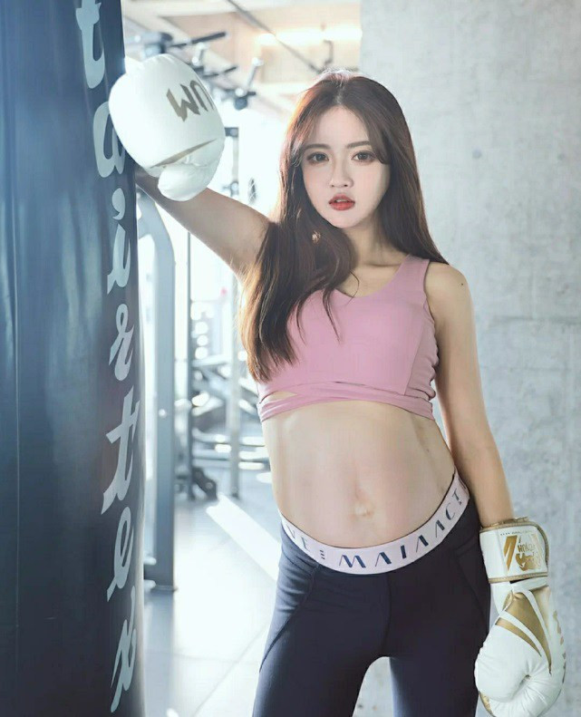 Bụng bầu của Selina lại đẹp đến đáng kinh ngạc: tròn, trắng và rất gọn gàng.