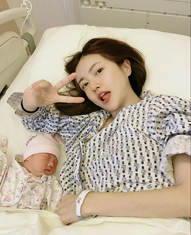 Không ít người bày tỏ cảm xúc bất ngờ khi vào trang instagram với hơn 1,5 triệu lượt theo dõi của Selina.