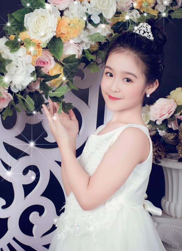 Lê Huỳnh Bảo Ngọc là cái tên không thể thiếu trong danh sách ngôi sao nhí nổi tiếng. Cô bé thường được dân mạng gọi là "hoa khôi Tây Đô" bởi gương mặt xinh xắn, đáng yêu.