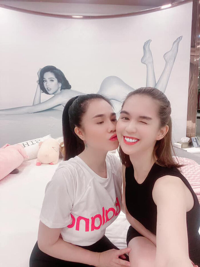 Ngọc Trinh là một trong những "chân dài" có sức hút lớn trong showbiz Việt. Một trong những thành viên trong gia đình người đẹp này khiến cư dân mạng chú ý đến chính là chị gái ruột. Cô cũng sở hữu nhan sắc thu hút không thua kém cô em gái.