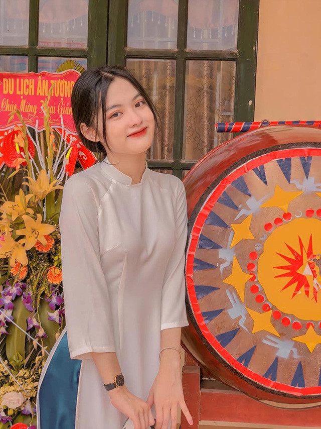 Nữ sinh Bắc Giang có cái tên khá lạ Giáp Thương bất ngờ gây sự chú ý đối với cư dân mạng chỉ từ khoảnh khắc cô nàng khoe dáng bên trống trường vào ngày khai giảng.