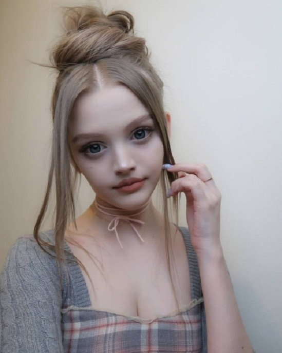 Dakota Rose, 21 tuổi, sinh ra và lớn lên tại Florida (Mỹ). Cô gái trẻ này sở hữu vẻ đẹp ấn tượng với cách ăn mặc và trang điểm giống hệt búp bê Barbie.