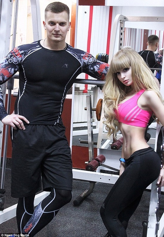 Hình thể mà Angelica Kenova có được bây giờ là nhờ việc cô thực hiện chế độ ăn uống và tập luyện từ nhỏ với sự giám sát của những huấn luyện viên.