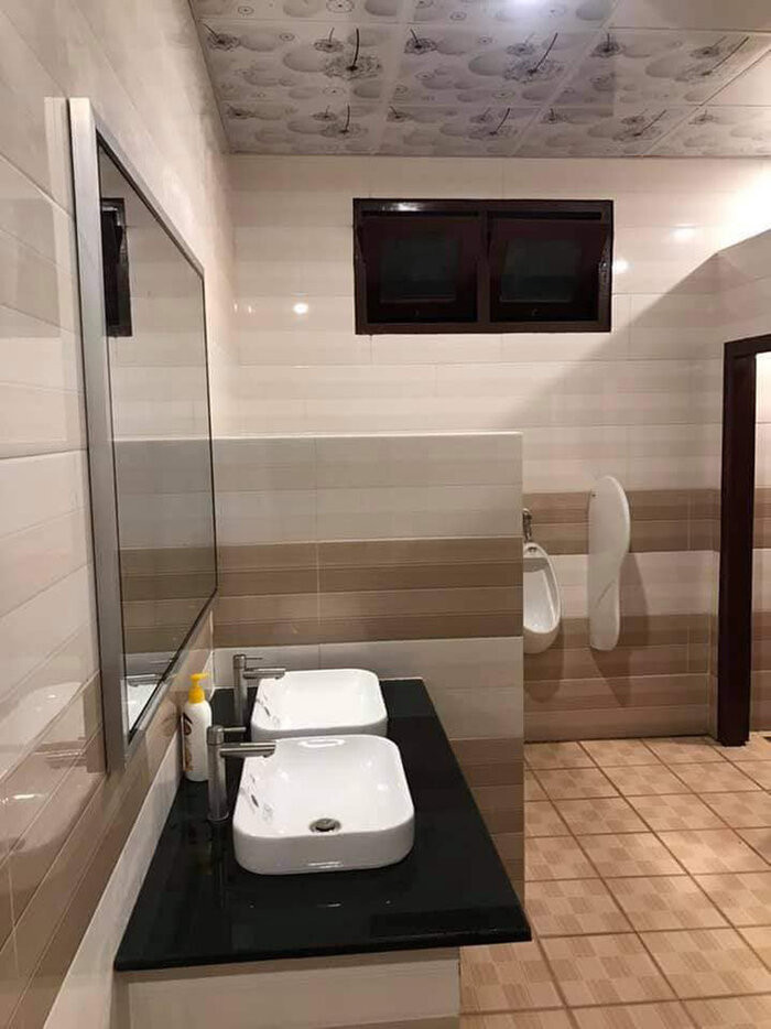 Từ trước đến nay, nhà vệ sinh trường học chính là nơi khiến bao thế hệ học trò 8X, 9X ngao ngán nhất bởi lẽ, đây là khu vực công cộng, chỉ một vài cá nhân không giữ được ý thức thì đã khiến toàn bộ hệ thống bốc mùi, gây khó chịu cho người khác.
