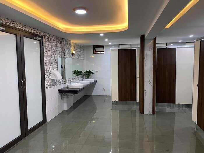 Cư dân mạng cũng được nhiều phen trầm trồ cũng trước những hình ảnh về nhà vệ sinh trường học “sang – xịn – mịn”.