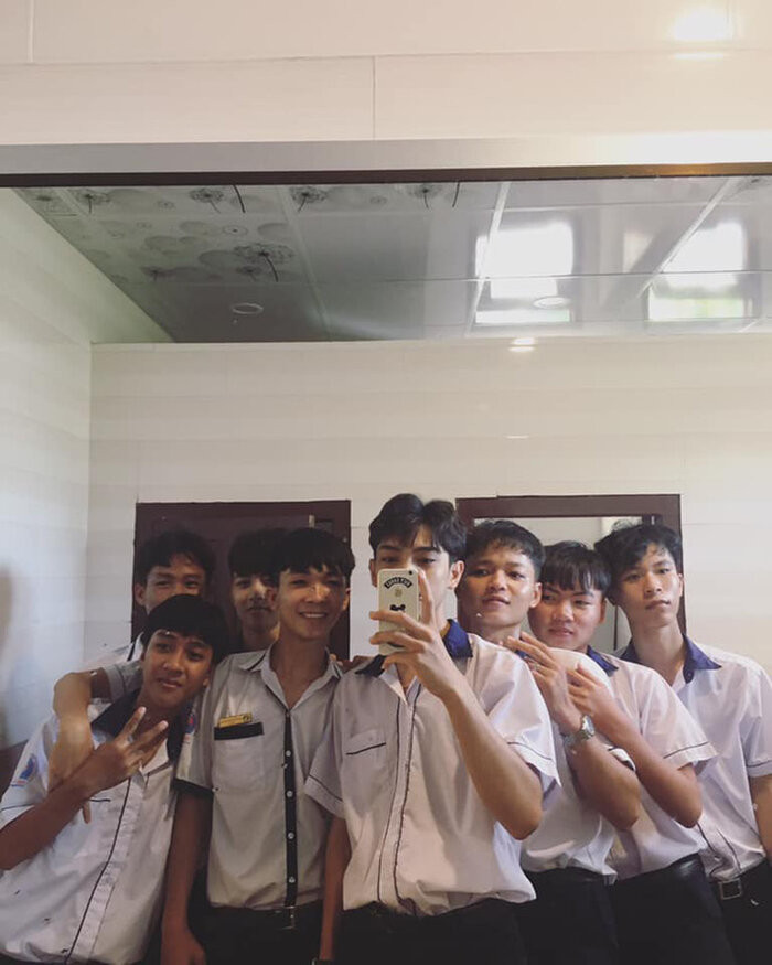 Thế nhưng trong những năm gần đây, những dự án nâng cấp nhà vệ sinh trường học đã dần được triển khai rộng rãi trên phạm vi toàn quốc khiến nhiều trường, cơ sở giáo dục nổi đình nổi đám trên mạng xã hội với những hình ảnh về nhà vệ sinh xịn sò, sang trọng chẳng hề kém cạnh các khách sạn, khu nghỉ dưỡng cao cấp. Một trường THPT tại Bình Phước mới đây là một trong số này.