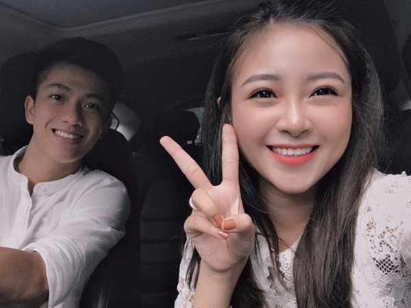 Trước đó, cộng đồng mạng cũng đã được phen "cười ngất" khi thấy hình ảnh Phan Văn Đức mặt vội chiếc áo của mẹ để vào chơi với con.