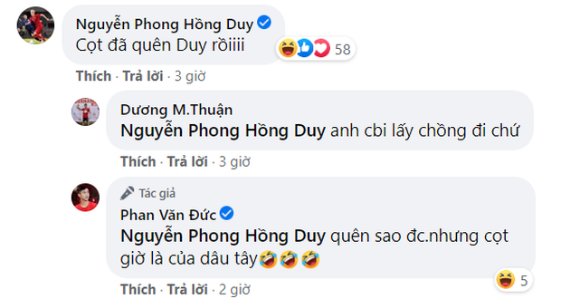 Ngay lập tức, bức ảnh đã thu hút nhiều bình luận, lượt yêu thích của người hâm mộ. Điều đặc biệt đáng chú ý là anh chàng đồng đội thân thiết của Văn Đức là Hồng Duy cũng vào bình luận "trách yêu": "Cọt đã quên Duy rồi" .