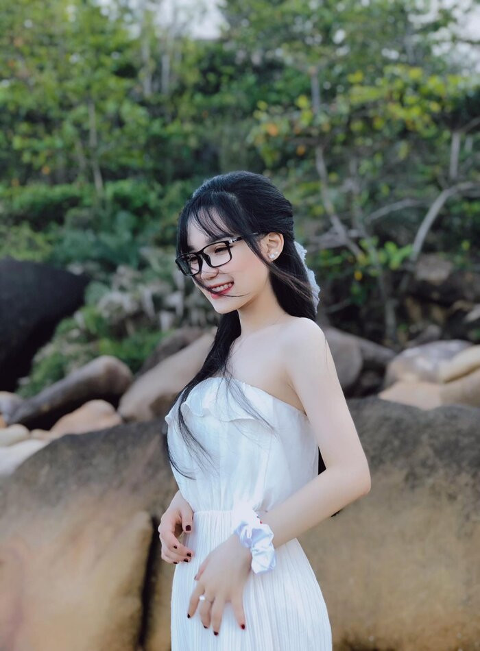 Quỳnh Mai rất thích nghe nhạc Âu Mỹ và luôn yêu thích, hứng thú với môn tiếng Anh ở trường học nên cô lựa chọn theo đuổi ngành Ngôn ngữ Anh.
