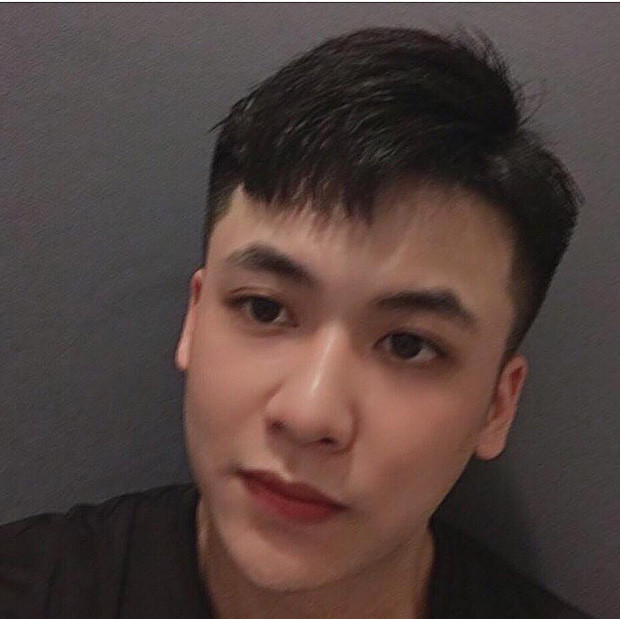 Sau khoảnh khắc chụp chung với Độ Mixi, Phùng Hưởng được nhiều bạn nữ tranh nhau nhận anh chàng là chồng hoặc nhanh miệng gọi Độ Mixi là anh chồng.