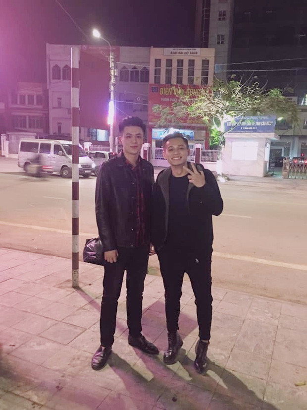 Mới đây, bức hình chụp chung của Độ Mixi và em họ tên Phùng Hưởng bất ngờ được dân tình chia sẻ rộng rãi.