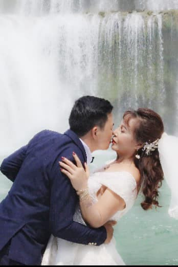 Giữa thiên nhiên hùng vĩ, chú rể Hoa Cương chẳng ngần ngại thể hiện tình cảm với vợ. Thậm chí, cặp đôi còn "khóa môi" ngọt ngào.