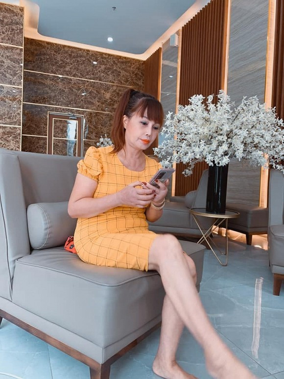 Đáp lại, "cô dâu 62 tuổi" chẳng ngại zoom cận cảnh để mọi người thấy nhan sắc của mình không xuống cấp như lời đồn.