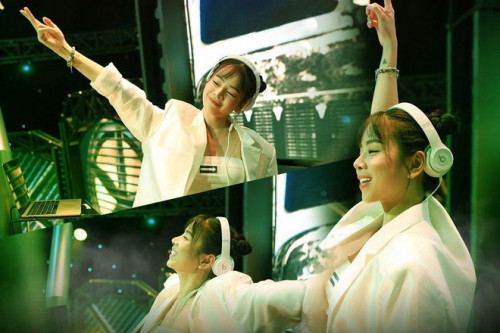 Nữ DJ Mie không chỉ hỗ trợ các thí sinh, cô còn là người khuấy động không khí khi chơi những bản nhạc sôi động tại Rap Việt.