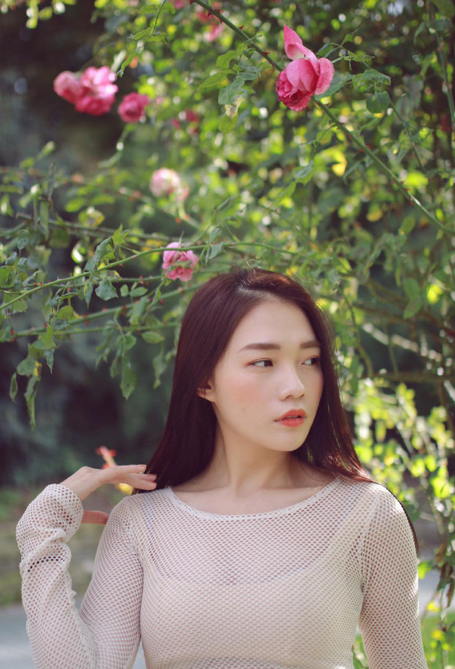 Ngoài giờ làm việc, Thu Thảo cũng dành thời gian để giải đáp rất nhiều thắc mắc trong công việc của dân mạng như tuổi thọ nghề tiếp viên hàng không, thi tiếp viên hàng không có khó không, cách búi tóc,...và nhận được sự quan tâm lớn.