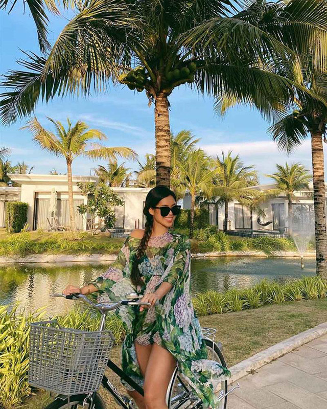 Nổi bật trong những tấm hình cô chụp thường là bối cảnh của nội thất hoàng gia mang màu vàng đồng chủ đạo. Nhìn sơ qua người ta có thể ngầm đoán được độ hoành tráng của dinh thự nhà em chồng Hà Tăng khủng đến cỡ nào. Tất nhiên, người ở trong đó cũng "hoành tá tràng" không kém khi diện đồ cùng gam màu vàng đó.
