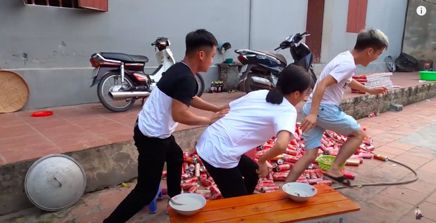 Cuối video, cả ba người cùng thực hiện cảnh quay đuổi nhau y hệt các vlog khác.