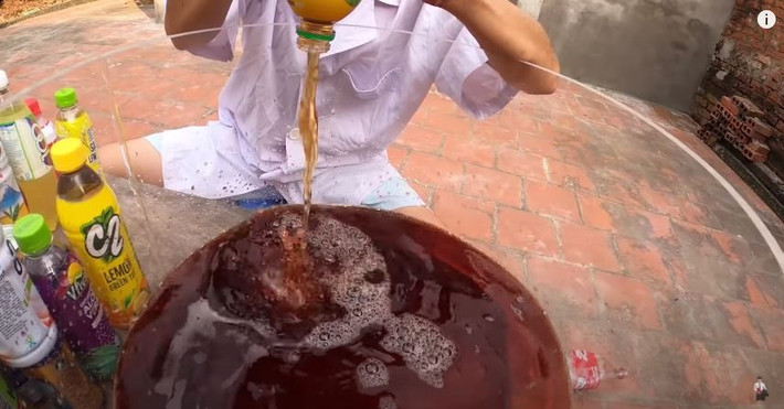 Con trai Bà Tân Vlog đã chuẩn bị 1 cái thau to, sau đó anh chàng lần lượt đổ vào đó 50 loại nước ngọt đủ loại.