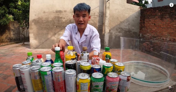 Trước đó, Hưng Vlog đã khiến dân tình không khỏi tranh cãi khi thực hiện clip với nội dung "Pha trộn 50 loại nước ngọt vào với nhau troll cả nhà uống và cái kết".