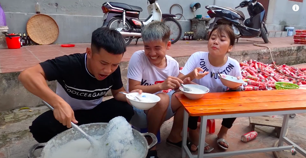 Thấy có điều gì đó bất thường, người em trai liền thắc mắc, sau đó anh chàng quyết định dùng muỗng bới cả nồi cháo tìm gà. Lúc này, sự thật mới bị vạch trần.