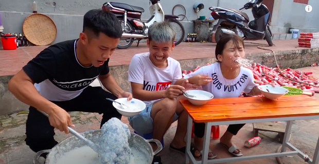 Cô em gái sau khi chứng kiến cảnh con gà còn nguyên lông trong nồi cháo liền… phun hết đồ ăn trong miệng ra.
