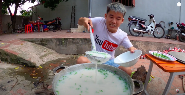 Trong video, Hưng Vlog đã cho biết vì nhà có rất nhiều gà nên bắt nguyên con bỏ vào nồi nấu cháo để troll em trai và em gái.