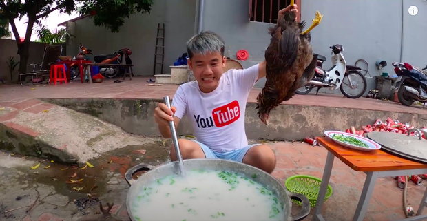 Cảnh bỏ nguyên con gà còn nguyên lông vào nồi cháo khiến người xem không khỏi rùng mình.