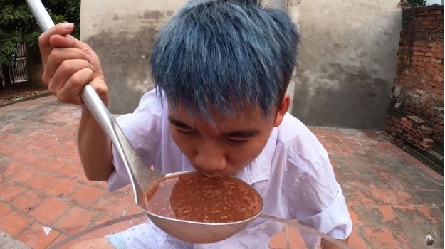 Sau khi trộn xong, Hưng Vlog còn thử thưởng thức kết quả "thí nghiệm" mà mình bày ra.
