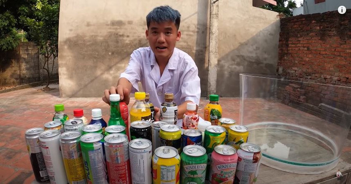 Mới đây, trên kênh Youtube Hưng Vlog đã đăng tải đoạn clip với nội dung "Pha trộn 50 loại nước ngọt vào với nhau troll cả nhà uống và cái kết" khiến dân tình không khỏi tranh cãi.