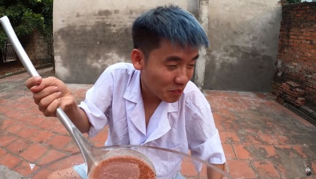 Nói về thứ nước uống hỗn tạp do mình tự tạo ra, Hưng cho hay: "Vị nó buồn cười lắm các bạn, nói chung khó tả, đủ các thể loại vị. Nói chung là tuyệt vời các bạn ạ".
