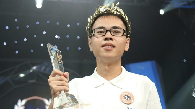 Quán quân Đường lên đỉnh Olympia gần đây nhất là chàng trai xứ Nghệ Trần Thế Trung, cựu học sinh THPT Chuyên Phan Bội Châu. Cậu bạn này vừa kết thúc chương trình học phổ thông và đang chuẩn bị hành trang cho chuyến du học sắp tới.