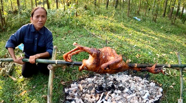 Sau một hồi thực hiện ướp và nướng, món gà tây của Bà Tân Vlog đã hoàn thành.