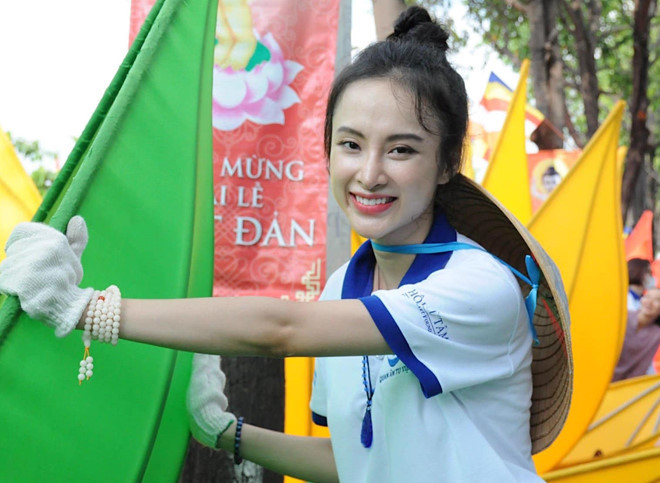 So với hình ảnh “bà mẹ nhí” liên tục vướng thị phi năm xưa, Angela Phương Trinh nay đã thay đổi một cách bất ngờ.
