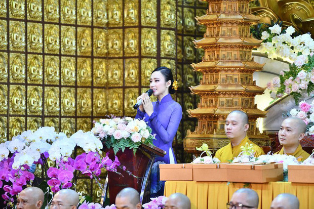 Nữ diễn viên mặc áo dài tím, trang điểm nhẹ. Nhiều cư dân mạng bày tỏ sự ngưỡng mộ trước nhan sắc của Angela Phương Trinh.